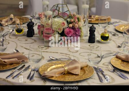 Tavolo a tema arabo con piatto dorato Foto Stock