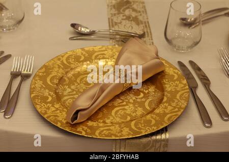 Tavolo a tema arabo con piatto dorato Foto Stock