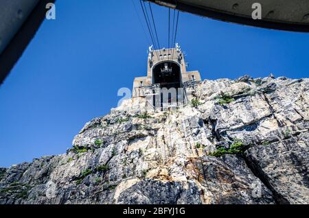 Avvicinamento alla stazione della funivia Top sulla funivia rotante aerea montagna tavolo Città del Capo Sud Africa Foto Stock