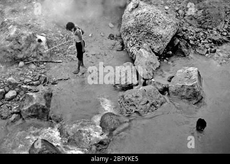 Persone che fanno il bagno sulla sorgente geotermica in cima al vulcano del Monte Salak a Giava Occidentale, Indonesia. © Reynold Sumayku Foto Stock