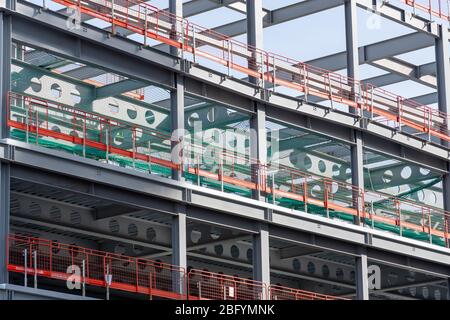 Un telaio in acciaio su un progetto di costruzione non finito, in quanto il lavoro viene interrotto in questo cantiere a causa del blocco COVID-19. Foto Stock