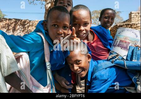 HARAR - ETIOPIA - 25 DICEMBRE 2012: Giovani ragazzi musulmani non identificati dopo la scuola ad Harar, Etiopia, Africa Foto Stock