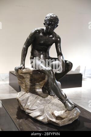 Ermes seduto, statua di bronzo di Villa dei Papiri peristilio. 1 ° secolo a.C. Ercolano, copia di un originale greco. Museo di Napoli, Italia. Foto Stock