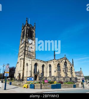La chiesa parrocchiale di San Pietro in via Byram nel centro della città dello Yorkshire occidentale di Huddersfield Foto Stock