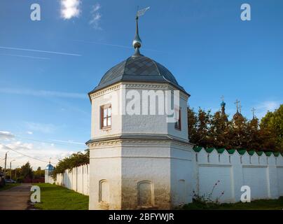 Torre e mura del Monastero dell'Annunciazione a Murom, Russia Foto Stock