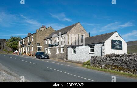 Lo Station Inn, un pub tradizionale e un fienile a castello situato vicino al Ribblehead Viaduct nel Yorkshire Dales National Park Foto Stock