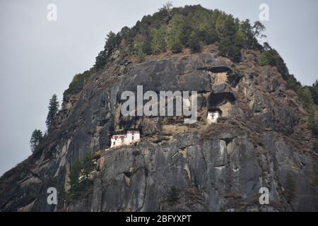 Il monastero di Nest della tigre (Paro Taktsang), patrimonio dell'umanità dell'UNESCO, è il più popolare attratto turistico e culturale del Bhutan e un esempio di architettura di dzong. Foto Stock