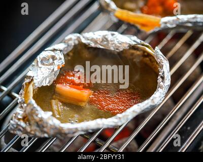 Zuwai Kani Mino cucina giapponese a buffet. Granchio cotto nel guscio con abbondante condimento a fiamma libera. Foto Stock