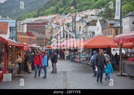 BERGEN, NORVEGIA - 31 MAGGIO 2017: Il famoso mercato del pesce di Bergen, situato nel porto della città, molti turisti e locali visitano spesso questo luogo Foto Stock