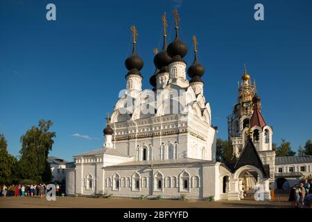 MUROM, RUSSIA - 24 AGOSTO 2019: Turisti e pellegrini vicino alla Trinità della Cattedrale di donazione di vita nel Convento della Santissima Trinità nella città di Murom, Vl Foto Stock