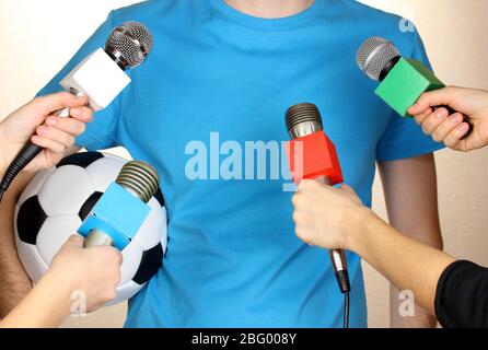 Microfoni per conferenze e calciatore Foto Stock