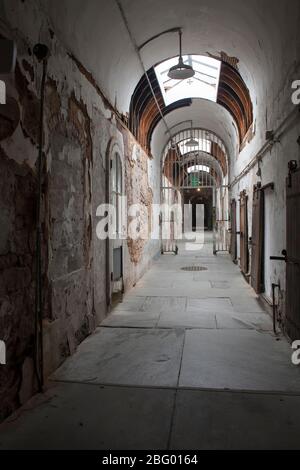 Vista verticale di uno dei corridoi penitenziari dello stato orientale, Philadelphia, Pennsylvania Foto Stock