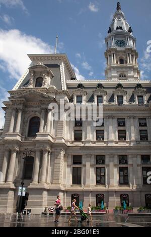 Colpo verticale di una famiglia che passa dal Municipio, Philadelphia, Pennsylvania Foto Stock