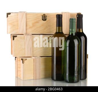 Scatole di legno per vino, isolate su bianco Foto Stock