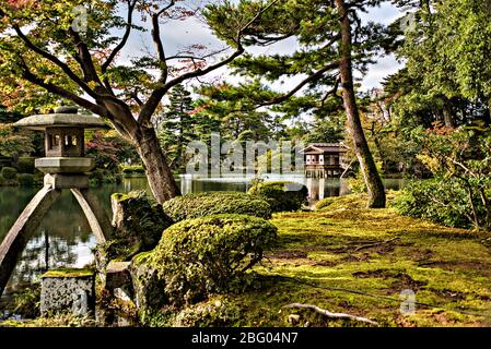 Kasumi stagno, giardino Kenroku-en a Kanazawa, Giappone. Foto Stock