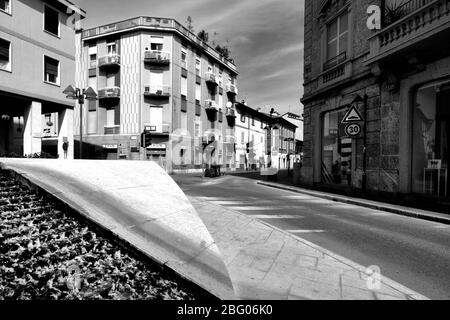 Il silenzio e la desolazione in una città vicino a Milano, domenica mattina, durante Coronavirus. Il centro della città è vuoto, non c'è gente. Foto Stock