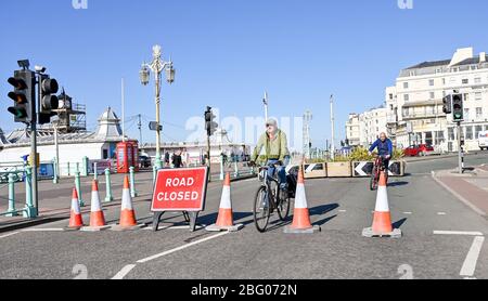 Brighton UK 20 Aprile 2020 - Madeira Drive sul lungomare di Brighton è stato chiuso dal comune al traffico tra le 8:00 e le 20:00 per le prossime tre settimane per consentire ai ciclisti e ai pedoni di esercitare in condizioni più sicure durante la crisi pandemica Coronavirus COVID-19 . Credit: Simon Dack / Alamy Live News Foto Stock