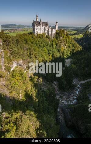 Vista dalla Marienbrücke al Castello di Neuschwanstein, in primo piano la gola del Pöllat, sullo sfondo la Forggensee, Schwangau bei Füssen, mormorare Foto Stock