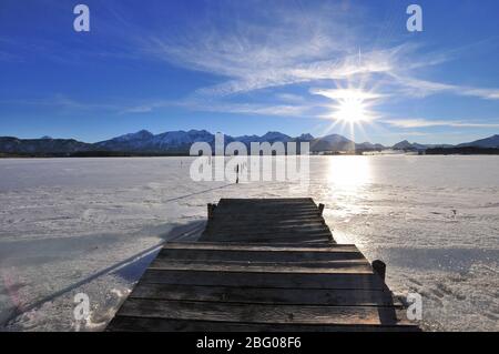 Il Hopfensee, nei pressi di Füssen in Algovia, in background nel mezzo dell'Aggenstein (1986 m) e il Breitenberg (1838 m), Svevia, Baviera, Ge Foto Stock