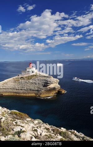 Il faro di Phare de La Madonette alla bocca del porto di Bonifacio, in background Sardegna, Corsica, Francia, Europa Foto Stock