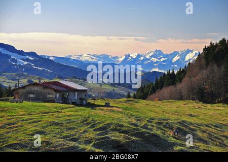 Alpe Neuschwand tra Immenstadt e Oberstaufen, sullo sfondo il Säntis (2501 m), Algovia, Svevia, Baviera, Germania, Europa Foto Stock