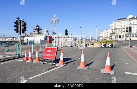 Brighton UK 20 Aprile 2020 - Madeira Drive sul lungomare di Brighton è stato chiuso dal comune al traffico tra le 8:00 e le 20:00 per le prossime tre settimane per consentire ai ciclisti e ai pedoni di esercitare in condizioni più sicure durante la crisi pandemica Coronavirus COVID-19 . Credit: Simon Dack / Alamy Live News Foto Stock