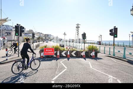 Brighton UK 20 Aprile 2020 - Madeira Drive sul lungomare di Brighton è stato chiuso dal comune al traffico tra le 8:00 e le 20:00 per le prossime tre settimane per consentire ai ciclisti e ai pedoni di esercitare in condizioni più sicure durante la crisi pandemica Coronavirus COVID-19 . Credit: Simon Dack / Alamy Live News Foto Stock