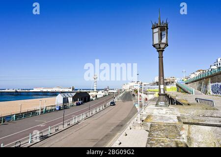 Brighton UK 20 Aprile 2020 - Madeira Drive sul lungomare di Brighton è stato chiuso dal comune al traffico tra le 8:00 e le 20:00 per le prossime tre settimane per consentire ai ciclisti e ai pedoni di esercitare in condizioni più sicure durante la crisi pandemica Coronavirus COVID-19 . Credit: Simon Dack / Alamy Live News Foto Stock