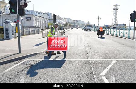 Brighton UK 20 Aprile 2020 - Madeira Drive sul lungomare di Brighton è stato chiuso dal comune al traffico tra le 8:00 e le 20:00 per le prossime tre settimane per consentire ai ciclisti e ai pedoni di esercitare in condizioni più sicure durante la crisi pandemica Coronavirus COVID-19 . Credit: Simon Dack / Alamy Live News Foto Stock