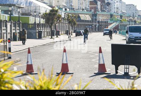 Brighton UK 20 Aprile 2020 - Madeira Drive sul lungomare di Brighton è stato chiuso dal comune al traffico tra le 8:00 e le 20:00 per le prossime tre settimane per consentire ai ciclisti e ai pedoni di esercitare in condizioni più sicure durante la crisi pandemica Coronavirus COVID-19 . Credit: Simon Dack / Alamy Live News Foto Stock