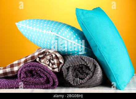 Giallo e grigio colore cuscini sul divano accanto a una finestra che si  diffonde la luce del sole in camera con libri sfocata e fantasia Foto stock  - Alamy