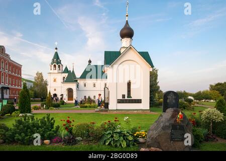 MUROM, RUSSIA - 24 AGOSTO 2019: Pietra in memoria della visita del Patriarca Alexy II sul territorio del Monastero di Murom Spaso-Preobrazhensky. Città Foto Stock