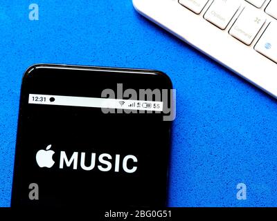 In questa illustrazione della foto e-commerce il logo Apple Music viene visualizzato su uno smartphone Foto Stock