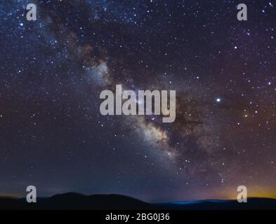 Il nucleo centrale della Via Lactea vicino all'orizzonte in una notte d'estate nell'emisfero settentrionale Foto Stock