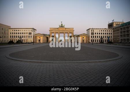 Berlino, Germania. 20 aprile 2020. Il sole sorge alla porta di Brandeburgo. Credit: Jörg Carstensen/dpa/Alamy Live News Foto Stock