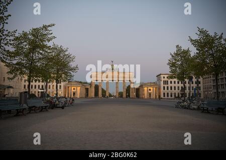 Berlino, Germania. 20 aprile 2020. Il sole sorge alla porta di Brandeburgo. Credit: Jörg Carstensen/dpa/Alamy Live News Foto Stock