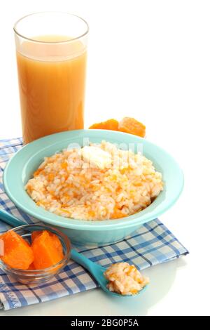 Porridge di riso con zucca in ciotola blu e bicchiere di succo, isolato su bianco Foto Stock