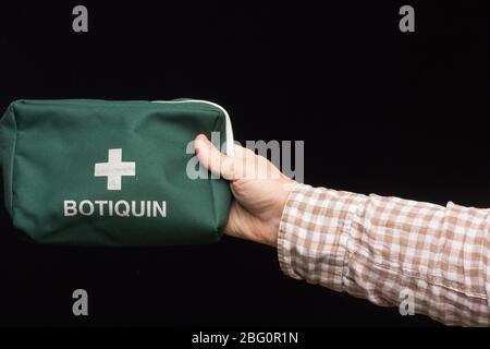 Per le cure di primo soccorso è necessario un kit di pronto soccorso in cui materiale sanitario di base, come betadine, alcol, bende, forbici, antidolorifici, sti Foto Stock