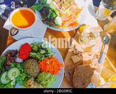 Brunch vegano in caffetteria, insalata, zuppa e pane come concetto di pasto sano Foto Stock