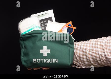 Per le cure di primo soccorso è necessario un kit di pronto soccorso in cui materiale sanitario di base, come betadine, alcol, bende, forbici, antidolorifici, sti Foto Stock