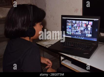 Studente indiano che frequenta e guarda lezioni online o digitali durante il covid 19 o il blocco del virus corona. Webinar scolastico o scuola domestica Foto Stock