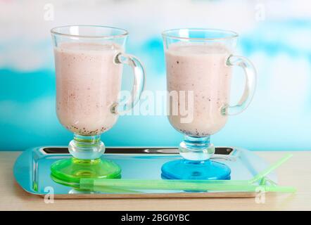 Cocktail alla crema su sfondo blu chiaro Foto Stock