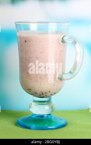 Cocktail alla crema su sfondo blu chiaro Foto Stock