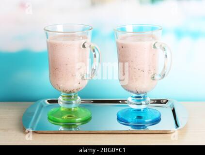Cocktail alla crema su sfondo blu chiaro Foto Stock
