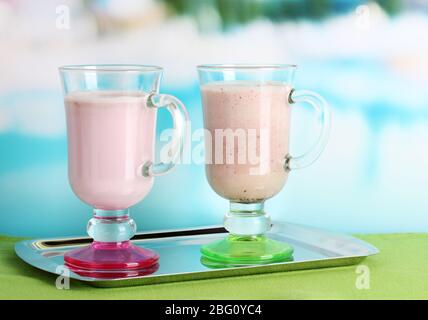 Cocktail alla crema su sfondo blu chiaro Foto Stock