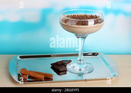 Cocktail alla crema su sfondo blu chiaro Foto Stock