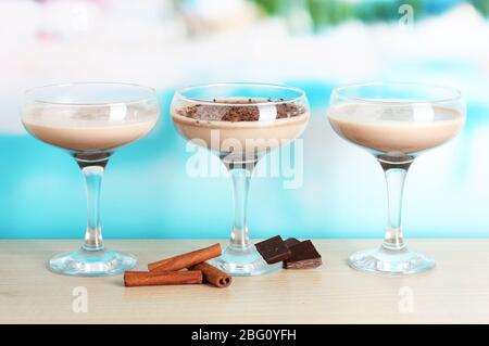 Cocktail alla crema su sfondo blu chiaro Foto Stock