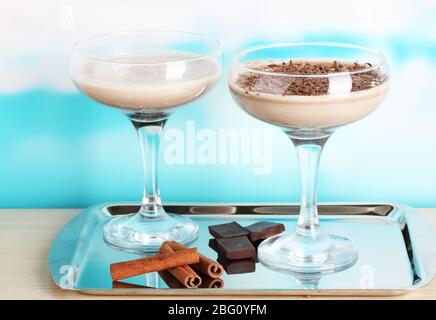 Cocktail alla crema su sfondo blu chiaro Foto Stock
