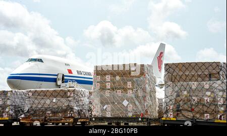 (200420) -- PECHINO, 20 aprile 2020 (Xinhua) -- le forniture mediche cinesi per 18 paesi africani arrivano all'Aeroporto Internazionale di Kotota ad Accra, capitale del Ghana, 6 aprile 2020. PER ANDARE CON XINHUA TITOLI DEL 20 APRILE 2020. (Xinhua/Xu Zheng) Foto Stock