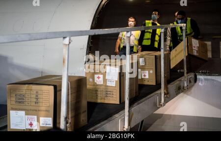 (200420) -- PECHINO, 20 aprile 2020 (Xinhua) -- i lavoratori trasferiscono forniture mediche dalla Cina all'aeroporto internazionale del Cairo, Egitto, 16 aprile 2020. PER ANDARE CON XINHUA TITOLI DEL 20 APRILE 2020. (Xinhua/Wu Huiwo) Foto Stock